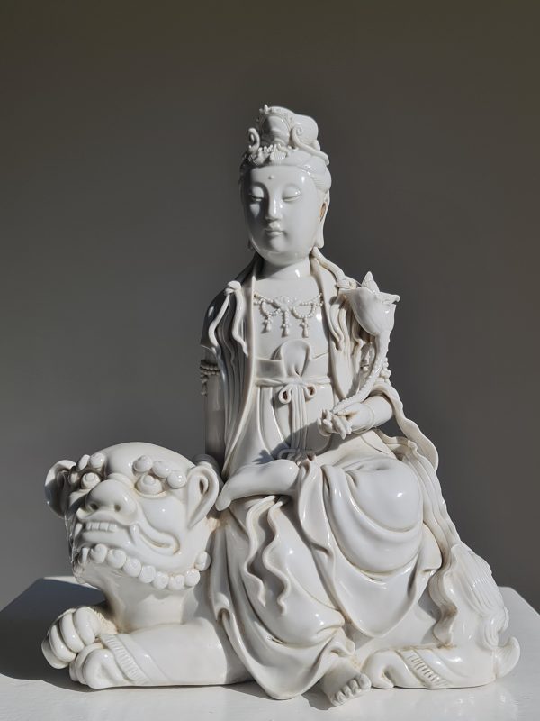 A Chinese Dehua figure of Manjushri seated on a lion, Qing Dynasty (1644-1911) - Afbeelding 2