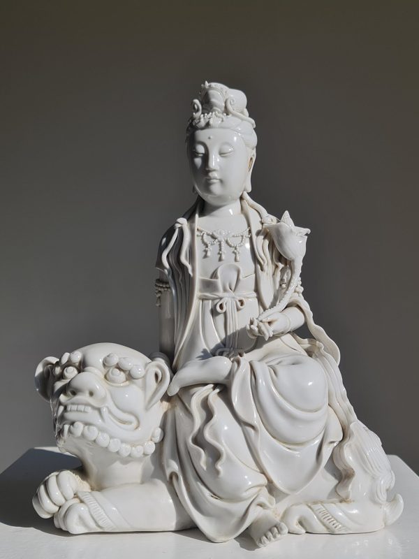 A Chinese Dehua figure of Manjushri seated on a lion, Qing Dynasty (1644-1911) - Afbeelding 2
