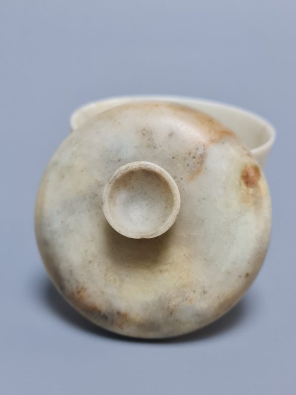 A rare Chinese hard stone (probably chicken bone jade) "gaiwan" covered tea bowl, 18/19 th century - Afbeelding 2