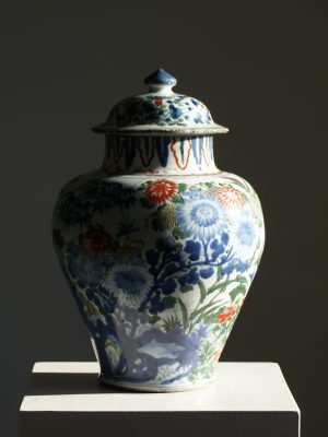 A Chinese floral and bird Wucai Lidded vase, Shunzi period (1644–1661)