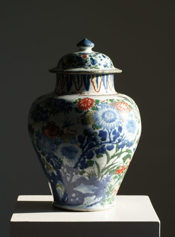 A Chinese floral and bird Wucai Lidded vase, Shunzi period (1644–1661)
